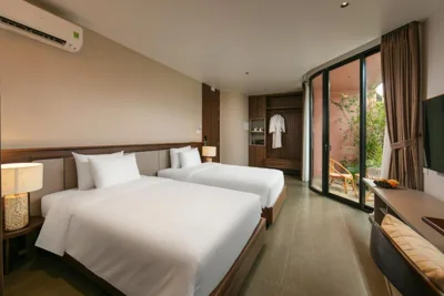 Tweepersoonskamer met 2 aparte bedden, balkon en bad — Hanoi Riverview Boutique Hotel & Apartment