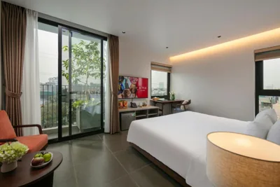 Tweepersoonskamer met balkon en bad — Hanoi Riverview Boutique Hotel & Apartment